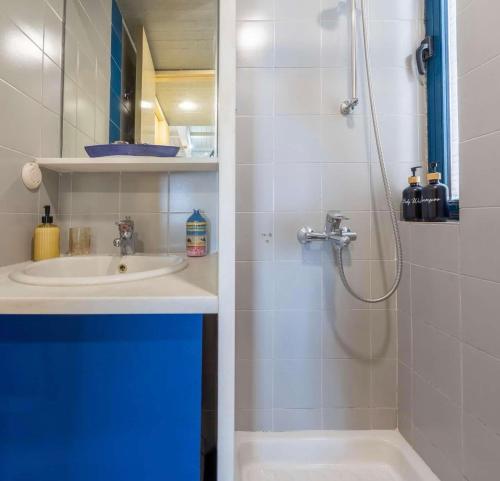 een badkamer met wastafel en douche bij Blue Marine 1 VIP Barbati On The Beach - Public Pool in Barbati