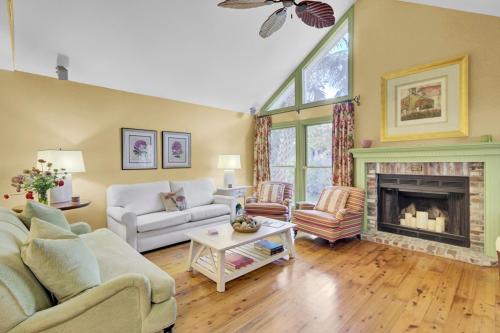 Posezení v ubytování Lake Village Cottage 18