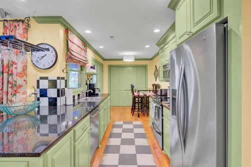 Kuchyň nebo kuchyňský kout v ubytování Lake Village Cottage 18