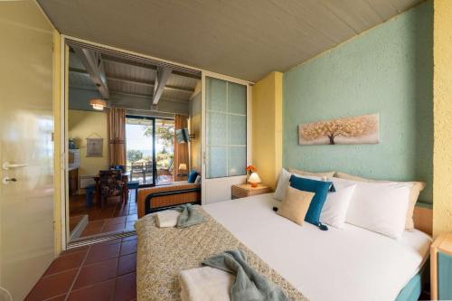 een slaapkamer met een groot bed en een woonkamer bij Blue Marine 1 VIP Barbati On The Beach - Public Pool in Barbati