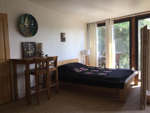 une chambre avec un lit, un bureau et une fenêtre dans l'établissement Independent studio st Clement of rivers 5 mn montpellier, à Saint-Clément-de-Rivière