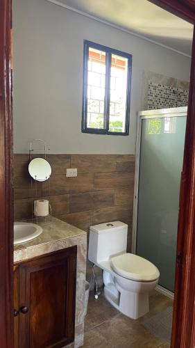 a bathroom with a toilet and a sink at Casa de Campo La Gloria Ataco in Concepción de Ataco