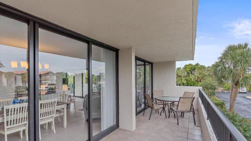 Hawks Sea Nest في سيستا كي: بلكونة بأبواب زجاجية وطاولة وكراسي