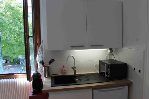 Η κουζίνα ή μικρή κουζίνα στο Très beau studio proche centre, très calme