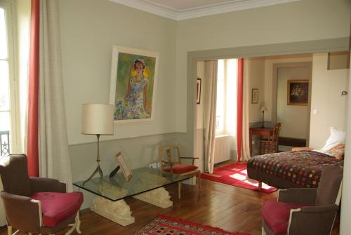 a living room with a glass table and a couch at B&B Vassy Etaule in Avallon