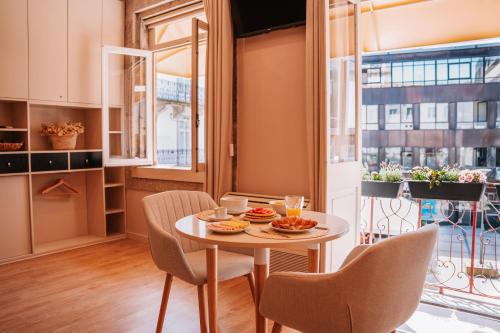 a dining room with a table and chairs and a window at Casa Monteiro by Quantique in Braga