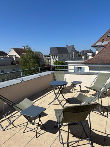 a group of chairs and tables on a roof at EXIGEHOME appartement de standing centre ville 3 chambres in Le Plessis-Robinson