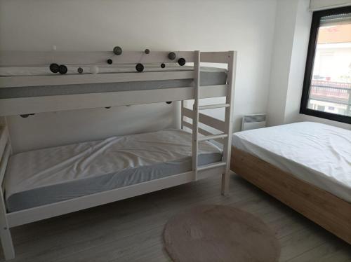 une chambre avec deux lits superposés et une fenêtre dans l'établissement Family cocoon in Arcachon center, à Arcachon