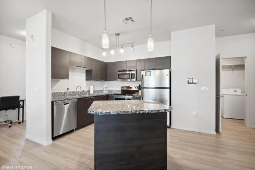Η κουζίνα ή μικρή κουζίνα στο Pure Suites 2 Bed Furnished Apt Gilbert Pools Gym Park