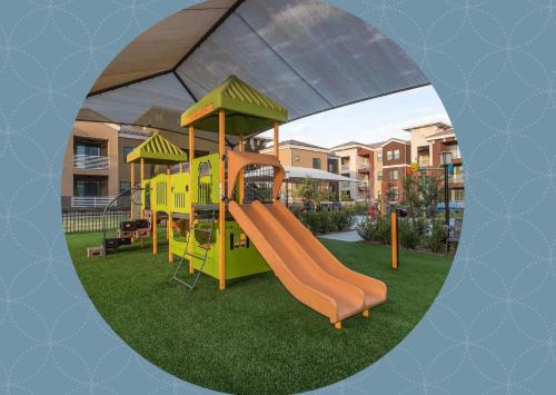 Ο χώρος παιχνιδιού για παιδιά στο Pure Suites 2 Bed Furnished Apt Gilbert Pools Gym Park