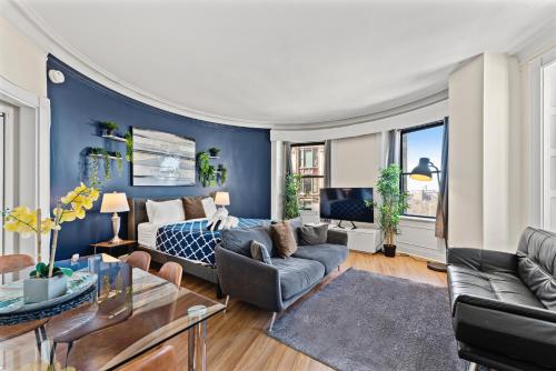 Χώρος καθιστικού στο Furnished Apartment in Downtown