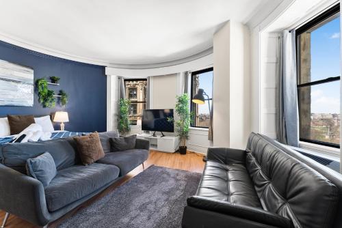 Χώρος καθιστικού στο Furnished Apartment in Downtown