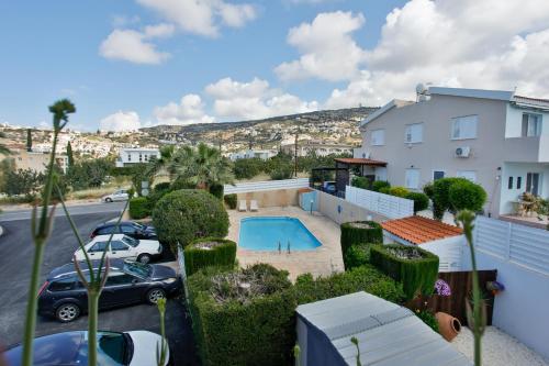 una vista de una piscina en un aparcamiento en The Marilouize Apartment, en Peyia