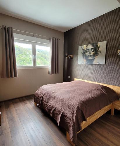 a bedroom with a bed and a window at Moselanker de in Enkirch Mosel in Enkirch