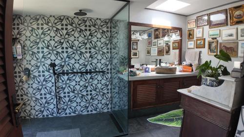 a bathroom with a shower and a sink at Casa de campo con piscina, bar y casa de huéspedes in Maldonado