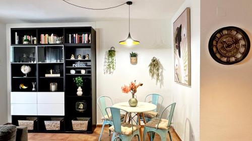 a dining room with a table and chairs at LOS SAUCES DE DAIMUS - Alquiler solo a Familias in Daimuz