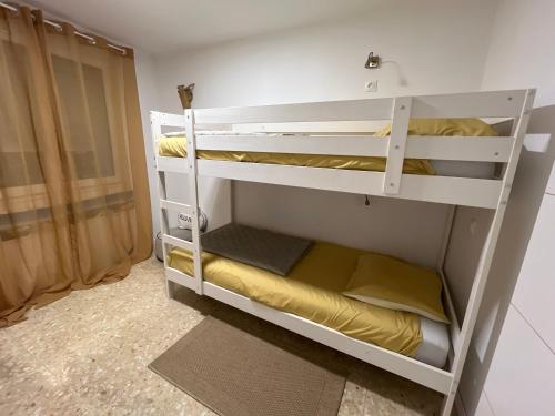 Zimmer mit 2 Etagenbetten in einem Zimmer in der Unterkunft Agréable maison de village avec terrasse in Vinça