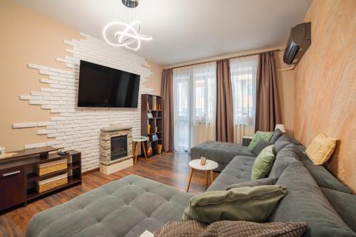 Una sala de estar con un sofá y una chimenea. en Tarnovo Nest | Cozy 1BR Apartment, en Veliko Tŭrnovo