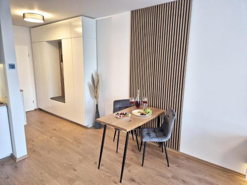 Et opholdsområde på Meerzeit Apartment mit Terrasse & Parkplatz