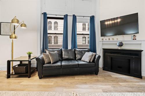 Χώρος καθιστικού στο Furnished Apartment in Downtown