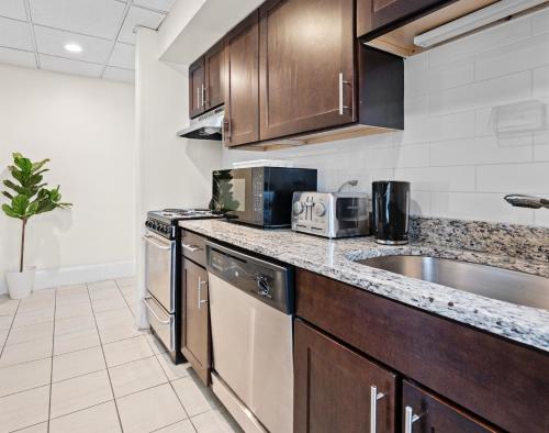 Η κουζίνα ή μικρή κουζίνα στο Furnished Apartment in Downtown
