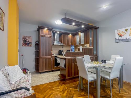 Una cocina y un comedor con mesa y sillas. en D-Home, en Varna