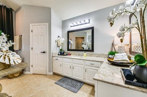 Φωτογραφία από το άλμπουμ του Relax By Pool, Soak in Hot Tub Plano Home σε Plano