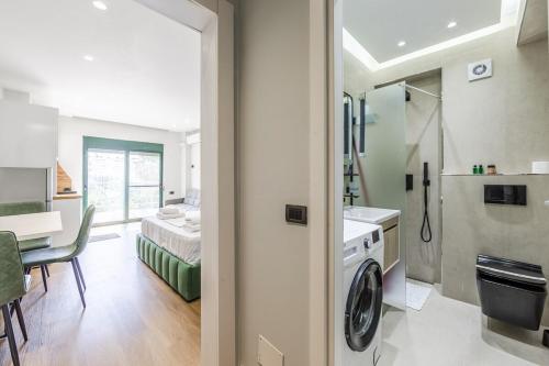 eine Küche und ein Wohnzimmer mit Waschmaschine in der Unterkunft Studio Mare Blu by PS in Golem