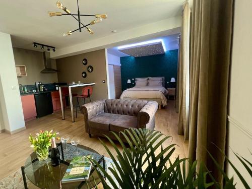 un salon avec un lit et un canapé dans l'établissement L'Etoile, à Épernay