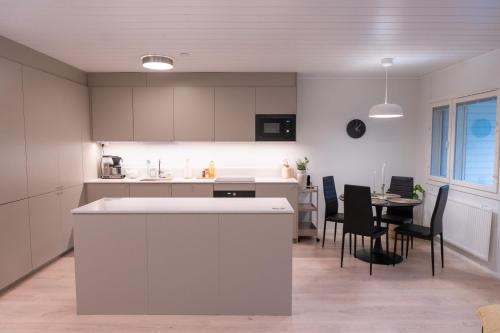 Foto Large renovated townhouse with sauna and patio