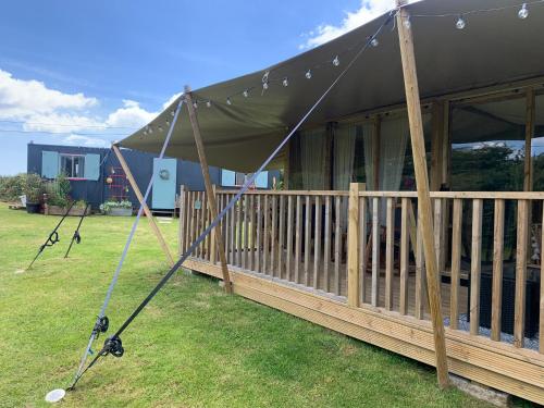 托波因特Tregantle Farm Eco GLAMPSITE的草地上带秋千的帐篷