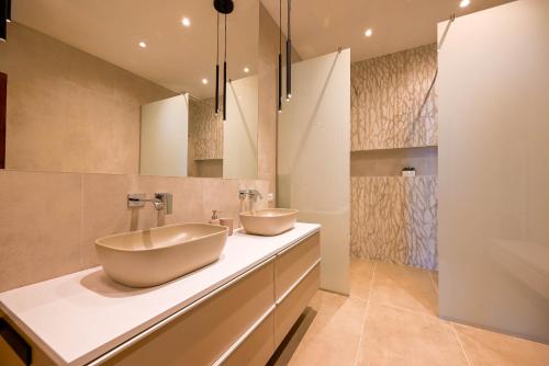 ein Badezimmer mit zwei Waschbecken auf der Theke in der Unterkunft Chesa Konoba in Rovinj