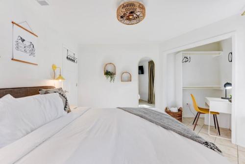 Ένα ή περισσότερα κρεβάτια σε δωμάτιο στο Downtown - Shiner Bungalow at Beer Ranch Project