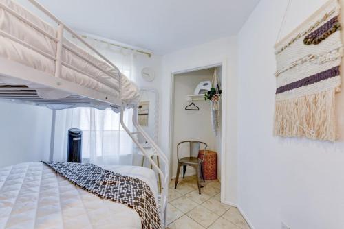 Ένα ή περισσότερα κρεβάτια σε δωμάτιο στο Downtown - Shiner Bungalow at Beer Ranch Project