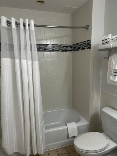 Ένα μπάνιο στο Stylish 2BR Near Disney Parks