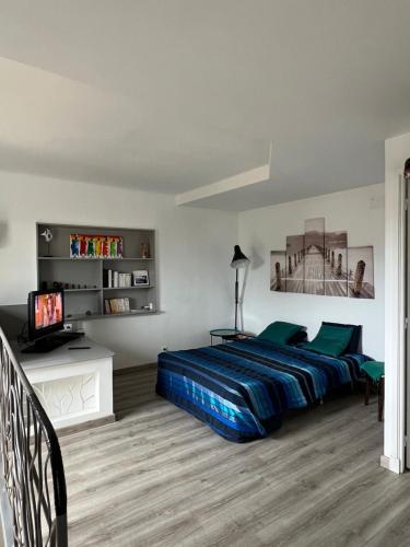 une chambre avec un lit avec une couette bleue dans l'établissement 2 pièces rez-de-jardin dans maison avec piscine, à Villeneuve-Loubet