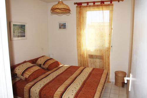 - une chambre avec un lit, une fenêtre et une porte dans l'établissement Jolie Villa bord de mer accès direct, à Frontignan