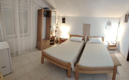 Ένα ή περισσότερα κρεβάτια σε δωμάτιο στο Apartman Golubinka - Molat