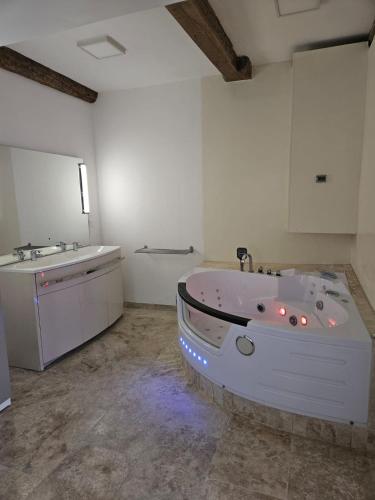 une grande salle de bain avec une baignoire et un lavabo dans l'établissement L'instant Roméon, à Marseille