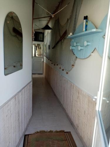 - un couloir d'une salle de bains pourvue d'un lavabo sur le mur dans l'établissement Ty MOUSSE, à Bangor