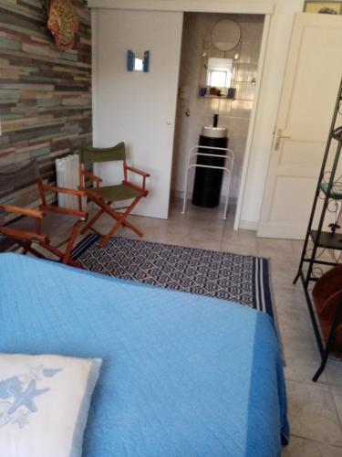 une chambre avec un lit, une chaise et une table dans l'établissement Ty MOUSSE, à Bangor