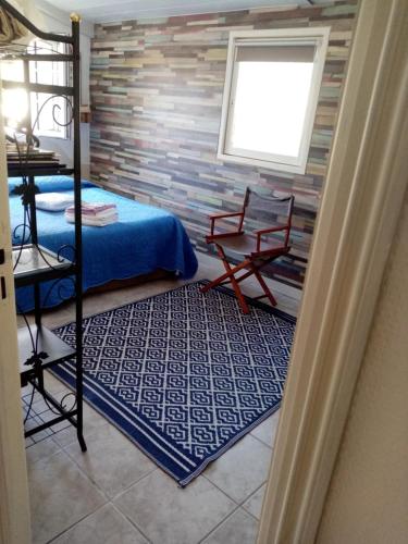 une chambre avec un lit, une chaise et une fenêtre dans l'établissement Ty MOUSSE, à Bangor