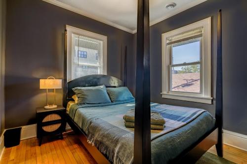una camera da letto con un letto e una finestra di Saint Paul Vacation Rental Near Downtown a Saint Paul