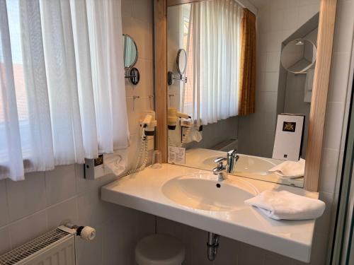 a bathroom with a sink and a mirror at Gasthof Die Krone in Schwäbisch Hall