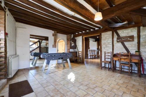 - un salon avec une table de ping-pong dans l'établissement Gîte 8 chambres entre Reims et Epernay - La Chenevière - Gîtes Au Beau Sarrazin, à Fontaine-sur-Ay