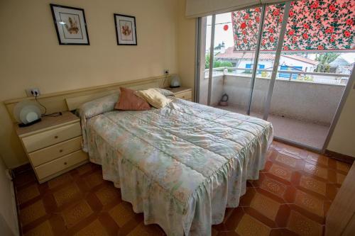 Ένα ή περισσότερα κρεβάτια σε δωμάτιο στο Creixell Apartment with 3 Rooms