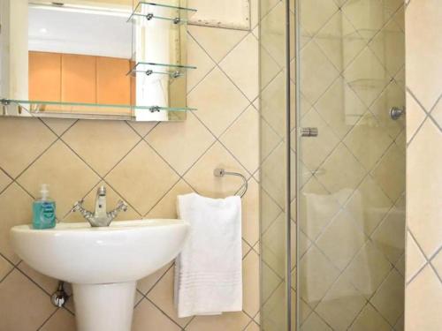 un baño con lavabo y ducha en Mbizo Cozy Retreat- Lofts at Loftus, en Pretoria