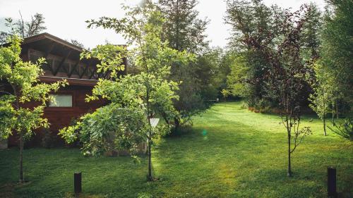 Un jardín fuera de Arbolar, Casas de Montaña- Piscina climatizada