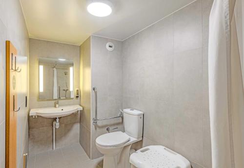 Koupelna v ubytování B&B HOTEL Brest Kergaradec Aéroport