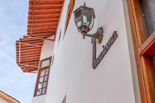 una luz de la calle en el lateral de un edificio en Hotel & Bungalows Villa Valencia, en Huaraz